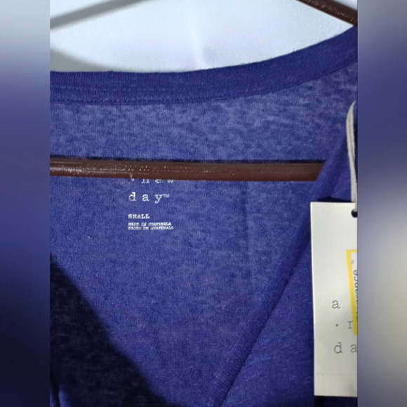 A New Day knotted shirt, multiple sizes and colors please specify - Picture 6 of 6